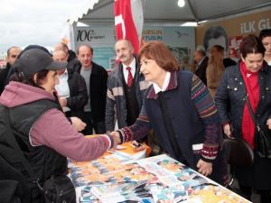 Ak Parti Milletvekili Adayları, Kadıköy Meydanda Vatandaşlarla Buluştu