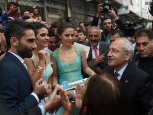 Kılıçdaroğlu, Seçim Otobüsünden İndi Genç Çifte Nişan Yüzüğü Taktı