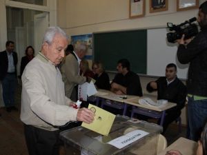 İzmir’de Oy Kullanmak İçin Vatandaşlar Erken Saatlerde Sandığa Koştu