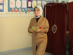 Sare Davutoğlu Oyunu Kullandı