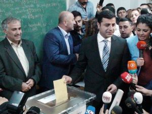 Demirtaş: "Sandıktan Barışa Dair Umut Çıkmasını Temenni Ediyorum"