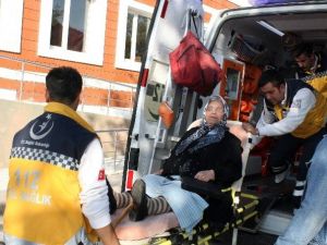 82 Yaşındaki Kadın Oy Kullanmaya Ambulansla Geldi