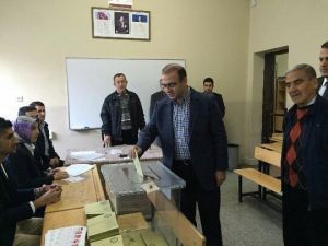 Ak Parti Milletvekili Özhan, Eğitim Gördüğü Okulda Oyunu Kullandı