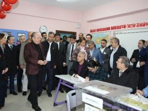 Mehdi Eker Ve Kadir Topbaş Aynı Sandıkta Oy Kullandı