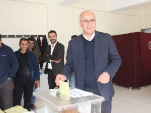 Başbakan Yardımcısı Yılmaz Oyunu Annesiyle Birlikte Kullandı