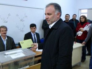 Hdp Kars Milletvekili Ve Parti Sözcüsü Ayhan Bilgen, Oyunu Kars’ta Kullandı