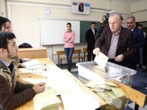 Ak Partili Aziz Babuşcu Oyunu Ailesi İle Birlikte Kullandı