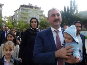 Ak Parti Genel Sekreteri Abdulhamit Gül, 7 Haziran Seçimlerinden Sonra Doğan Çocuğuyla Sandığa Gitti