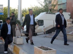 Diyarbakır’da Oy Pusulalarının Bulunduğu Çuvallar İl Seçim Kuruluna Getirilmeye Başlandı