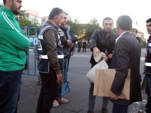 Diyarbakır’da Oy Pusulaları Da Dedektör Cihazı İle Arandı