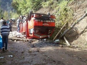 Erbaa’da Kamyonet Şarampole Yuvarlandı: 1 Ölü, 3 Yaralı