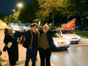 Ak Parti Coşkusu Caddelere Taştı