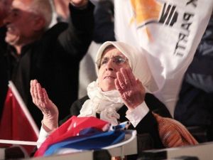 Ak Parti Genel Merkezi Önünde Zafer Coşkusu