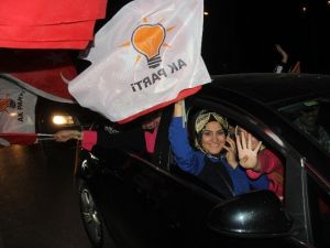 Ak Parti’de Konvoylu Ve Havai Fişekli Seçim Zaferi Kutlaması