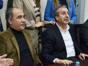 Ak Parti 3’üncü Bölge Seçim Koordinasyon Merkezi Önünde Havai Fişekli Kutlama