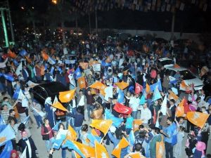 Ak Parti Mersin’de Seçim Zaferini Kutladı