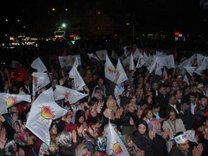 Elazığ’da Ak Partililer Halay Çekerek, Havai Fişekli Seçim Zaferi Kutladı