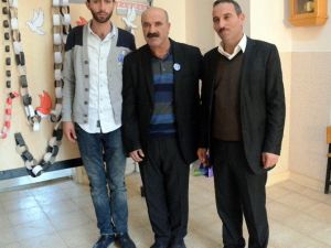 Ak Parti’li Görevliler Yakalarına Kayı Boyu’nu Temsil Eden Rozetler Taktı