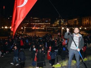 Stockholm’deki Ak Partililer Zaferlerini Kutladılar