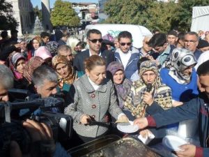 İş Adamı Seçim Sonuçlarını Helva Dağıtarak Kutladı