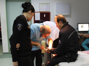 Saldırgan, 2 Polisi Isırarak Hastanelik Etti
