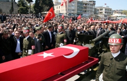 Şehit cenazelerine isyan bayrağı çekildi