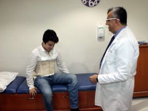 Okul Çantası Yüzünden Fıtık Olan 12 Yaşındaki Öğrenciye Operasyon