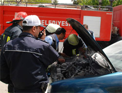 Nikahtan dönen damadın arabası alev aldı