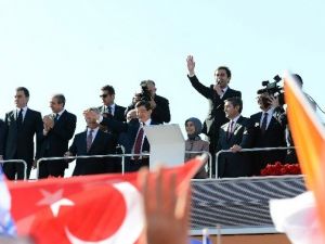 Başbakan Davutoğlu Atatürk Havalimanı’nda Coşkuyla Karşılandı