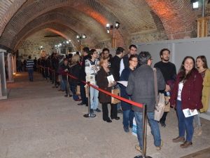Dünyanın En Yoksul Başkanı Jose Mujica Kitabını İmzaladı
