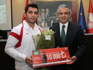 Dünya Şampiyonu’na 10 Bin Tl Ödül