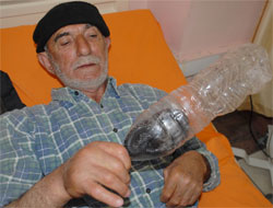 Elini sokan yılanla birlikte hastaneye gitti