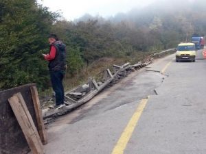Çelik Sac Yüklü Tır Uçuruma Devrildi: 1 Ölü