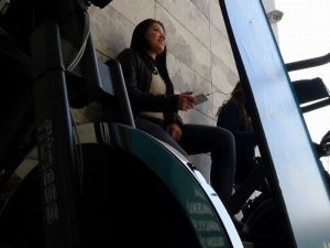 Belediyeye Gelen Vatandaşlar Pedal Çevirerek Hem Spor Yapıyor, Hem Cep Telefonlarını Şarj Ediyor
