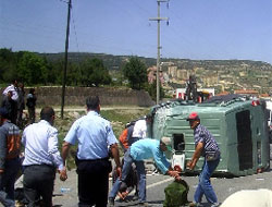 Banka aracı kaza yaptı, paralar yola saçıldı