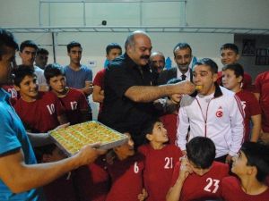 Şampiyondan Minik Güreşçilere ‘El Ense’ Tüyosu