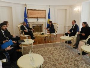 Ab Komiseri Hahn’dan Kosova Muhalefetine Çağrı