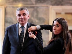 Vekilin Rozetini Gazeteci Taktı