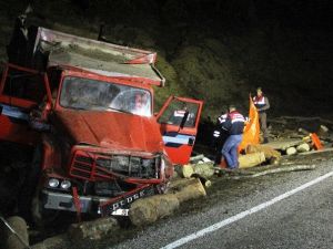 Kamyon Devrildi: 2 Ölü, 4 Yaralı