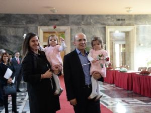 Maliye Bakanı Şimşek, Meclis’e İkiz Kızlarıyla Geldi