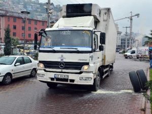 Gıda Yüklü Kamyonun Tekerleği Fırladı, Faciadan Döndü