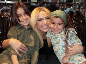 Ünlü Şarkıcı Hadise Sevenleri İle Buluştu