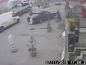 Otomobilin Kadına Çarptığı Anlar Kameraya Yansıdı