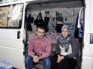 Çocuğu Ölmesin Diye Arabada Yaşıyor