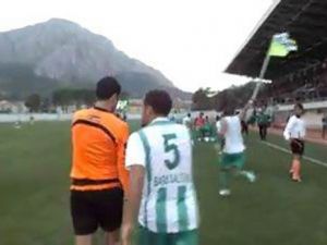 Futbolcunun İlginç Gol Sevinci