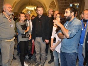 Film Festivalinin Konukları Ünlü Tasarımcının Sergisini Gezdi
