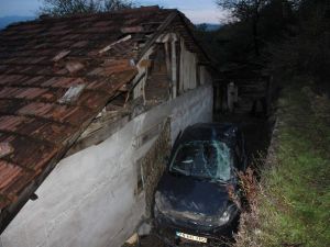 Otomobil, Ev İle Duvar Arasına Sıkıştı: 2 Yaralı