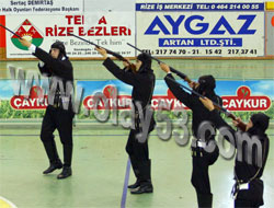 Tüfeklerle Sahneye Çıktılar