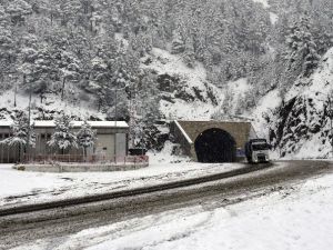 Zigana Geçidi’nde Kar Kalınlığı 10 Santimetreyi Geçti