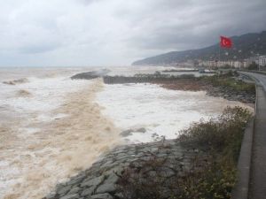 Rize’de Şiddetli Yağış Ve Fırtına Hasara Yol Açtı